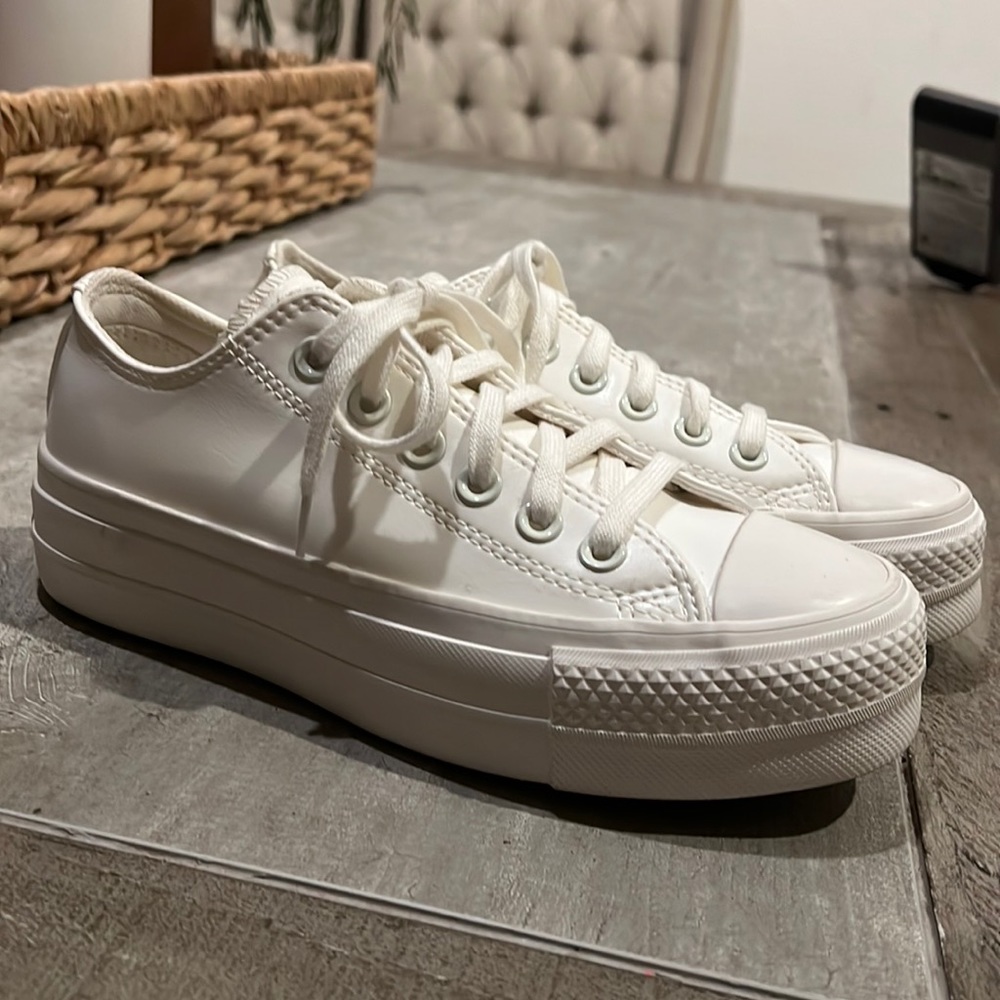 NWOT Converse women’s size 5.5 equivalent to big kids size 4